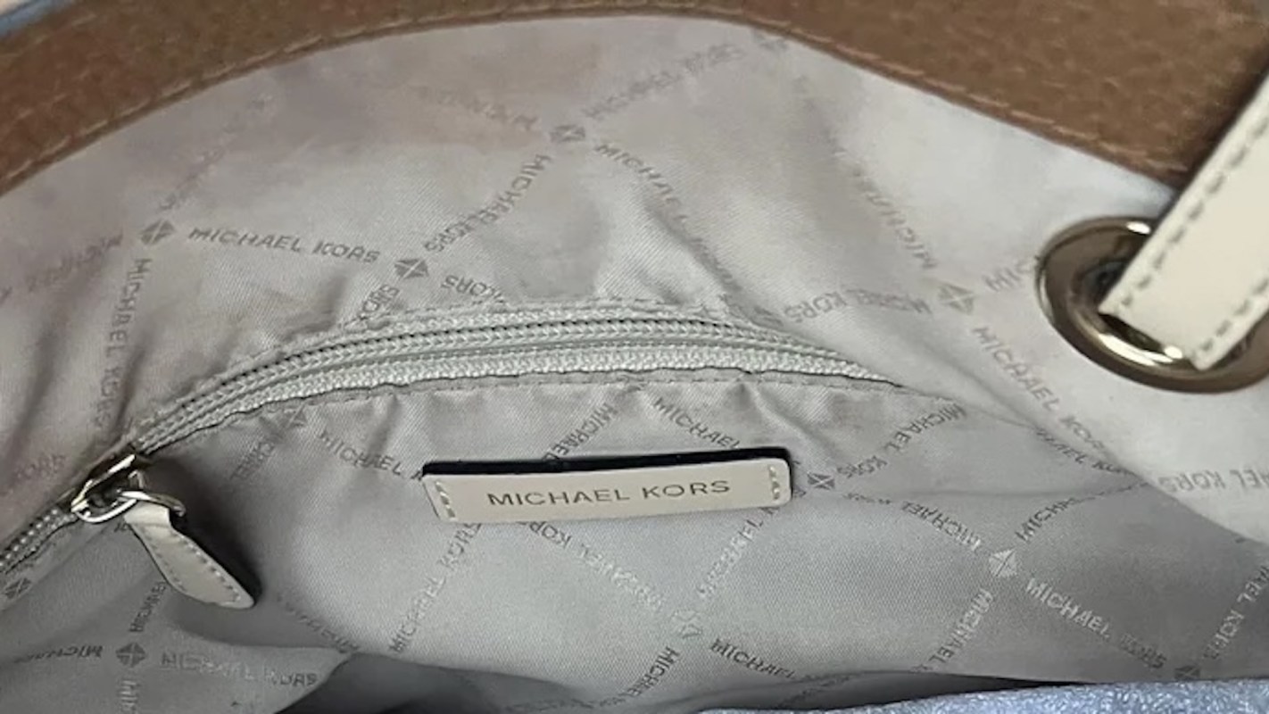 Redditors are raving about this clever hack to make a free DIY purse organizer using just a piece of foam.