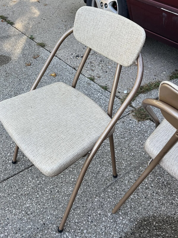 One Redditor was ecstatic to find a set of vintage 1950s folding chairs on the sidewalk.