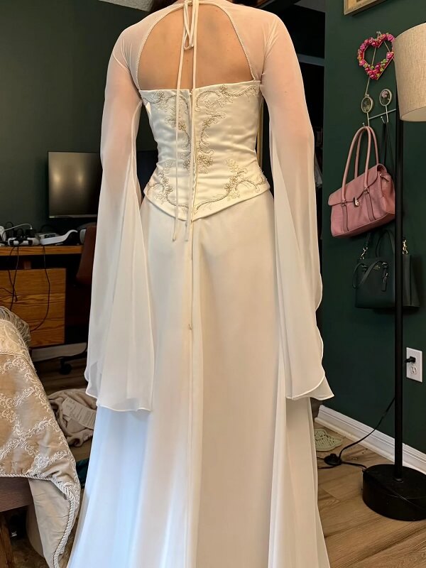 One bride shared how she found a beautiful wedding dress for just $40 at a thrift store.