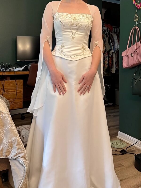 One bride shared how she found a beautiful wedding dress for just $40 at a thrift store.