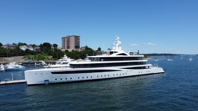 A Reddit post featuring drone footage of the 94-meter gigayacht Viva is drawing renewed attention, amid debate over large private yachts.