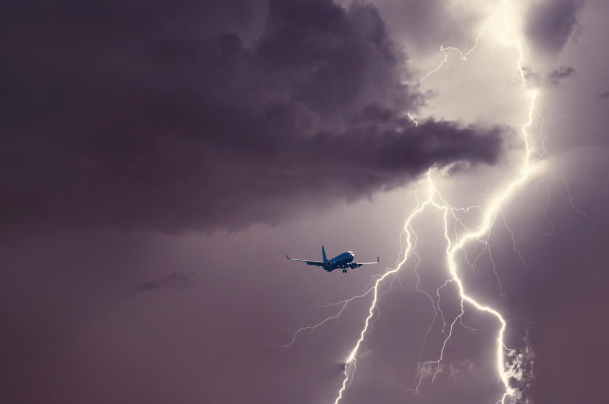 Cuban President Miguel Díaz-Canel is facing criticism after arriving in storm-torn Holguín on a private jet just 24 hours after Hurricane Melissa.