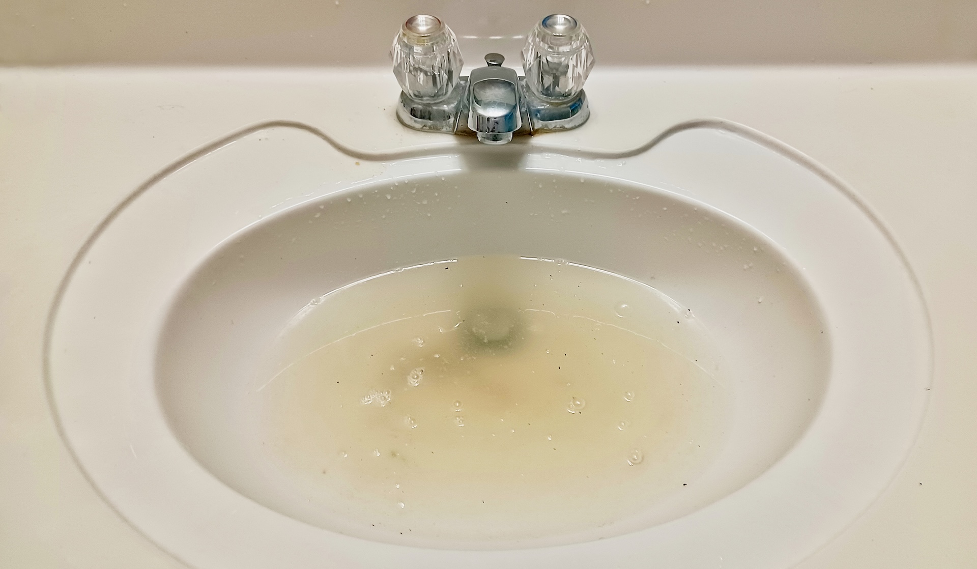 Handyman demonstrates easy technique to unclog sink without chemicals: 'It works perfectly'