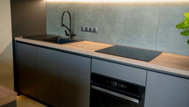 One Redditor's concerns about induction cooktops led to a discussion about their durability and alternatives to glass tops.