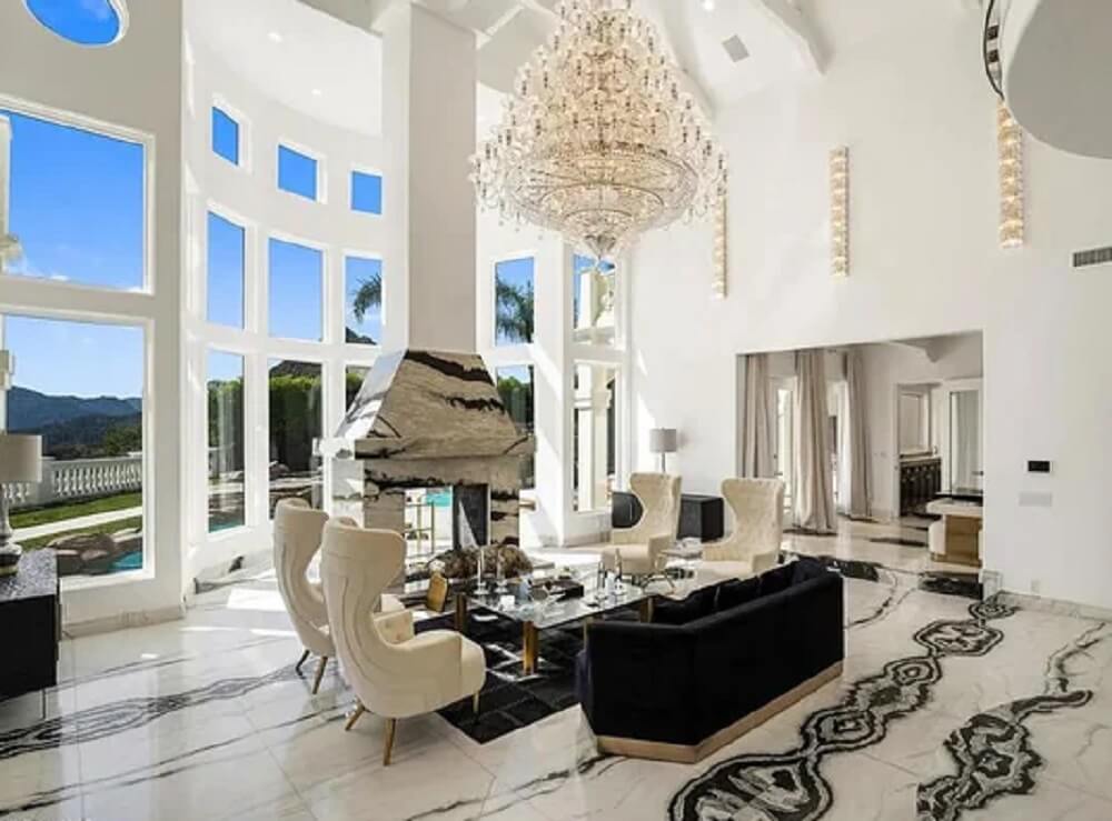 A home previously owned by TV star John Stamos caught the Internet's ire recently, after photos of his garish home went viral.