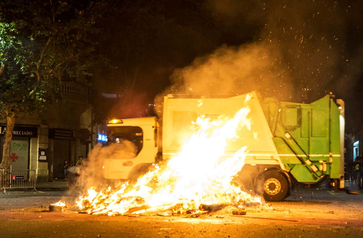 After a small-waste fire in a waste-management lorry in Dorset County, England, waste management companies are warning about the dangers of lithium-ion batteries.