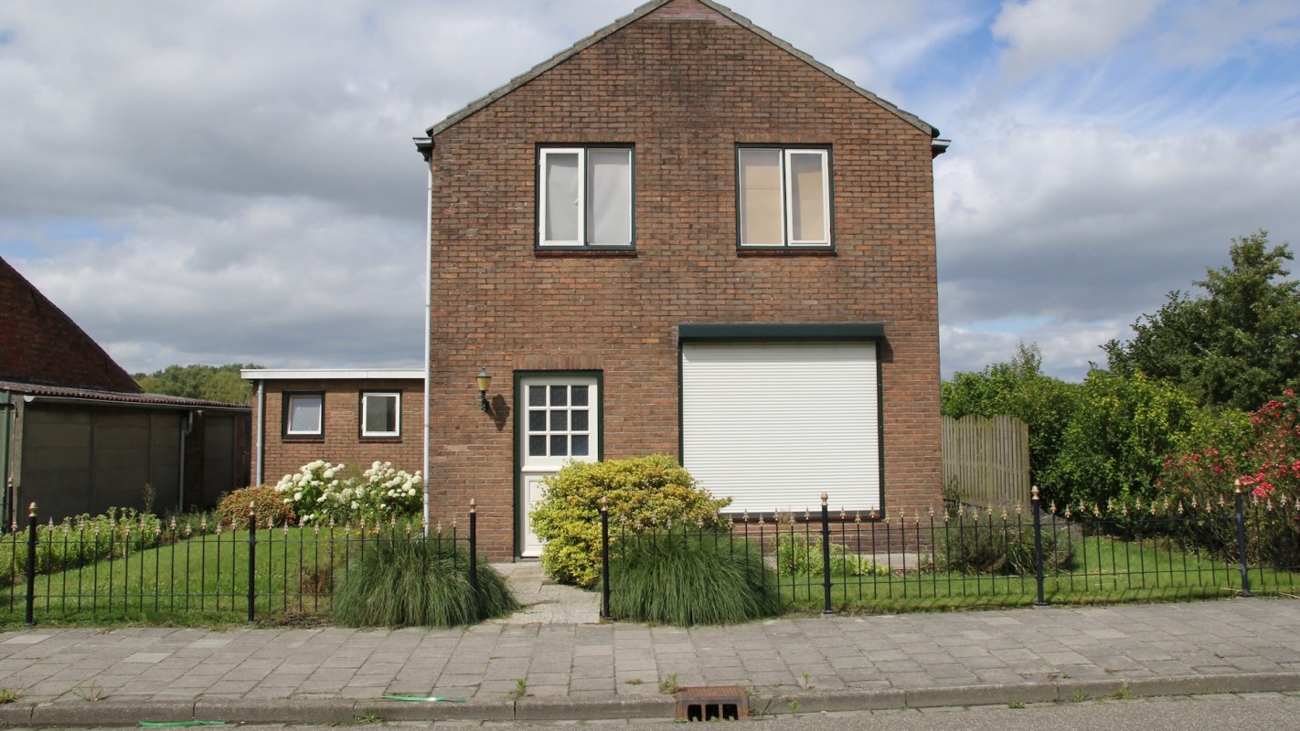 One social media user proudly shared their relative's stunning meadow garden, demonstrating the beauty of wildscaping.