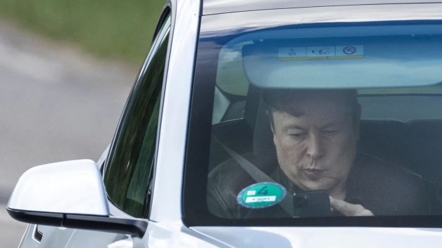 The heads of both the Cybertruck program and Model Y program have decided to resign from Tesla.