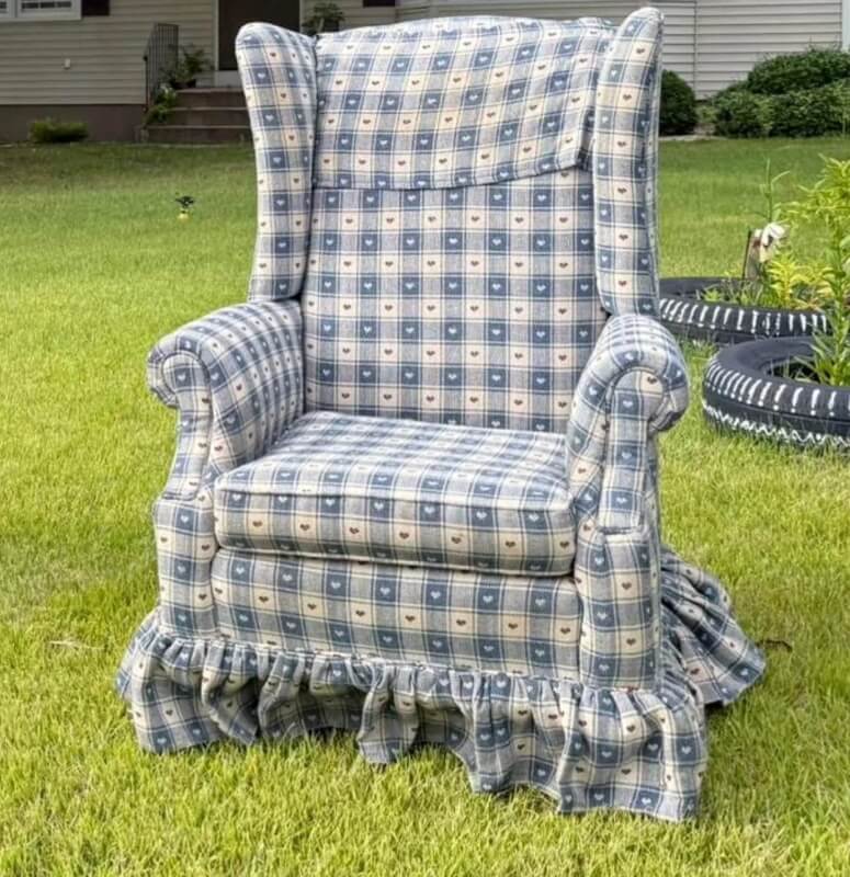 One Redditor just scored what might be the curb shopping equivalent of treasure: a matching set of stylish vintage chairs.