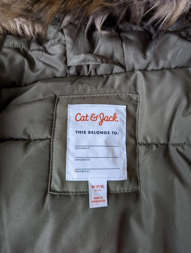 One Reddit user was shocked to discover an encouraging message on the label of a pass-along coat.