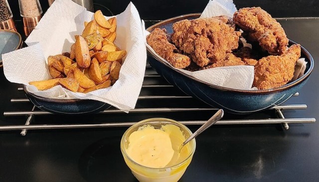 An induction cooktop is a clean-energy cooking method that directly heats cookware on a stove using an electromagnetic field.