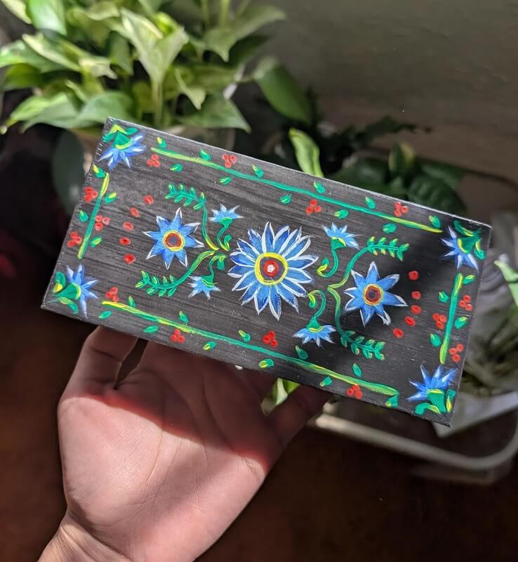 A Reddit user has wowed the upcycling community with a clever way to reuse a smartphone box.