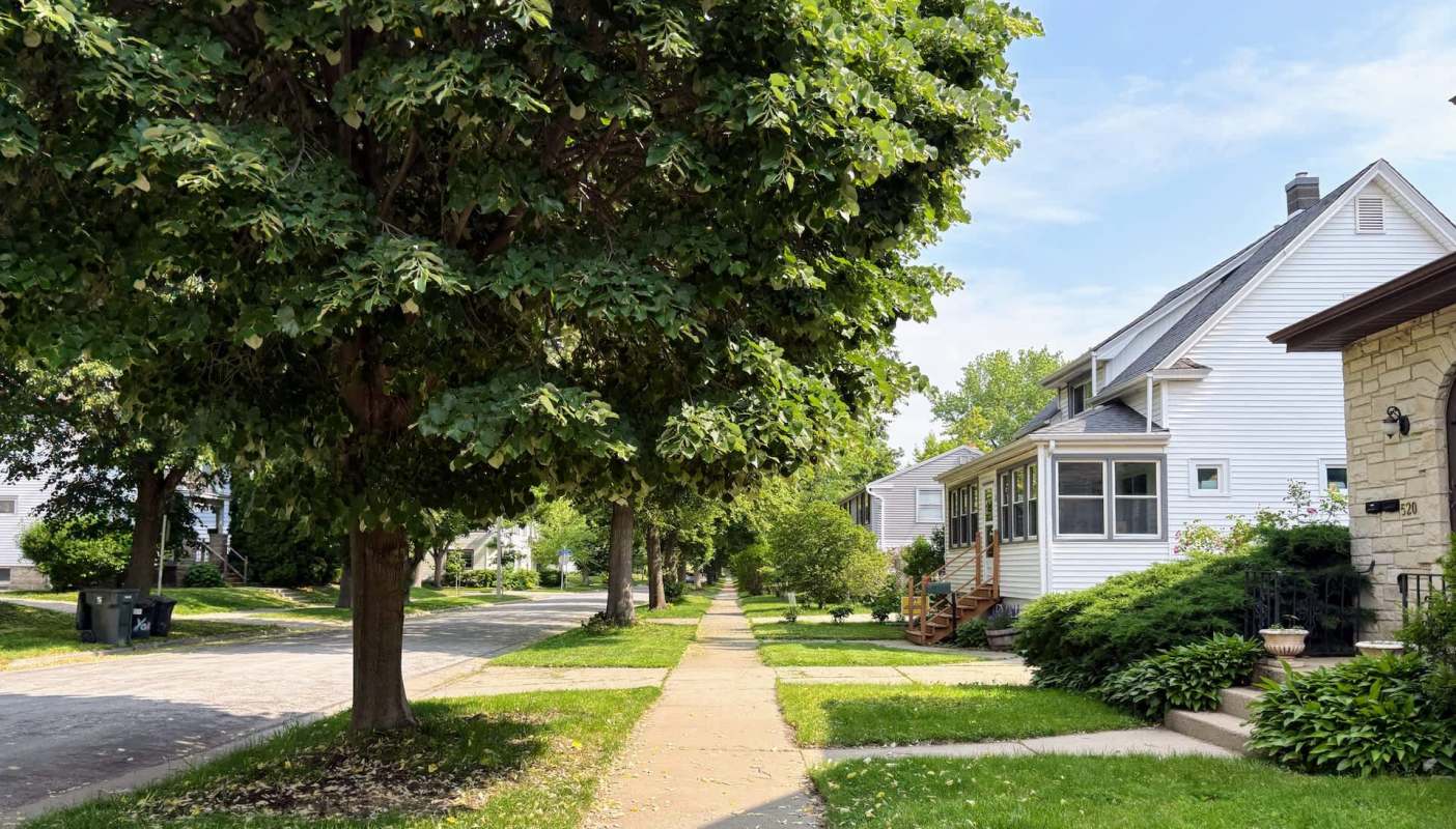 After finding an advertisement for The Farmer's Dog on a sidewalk, one Redditor was outraged and took to Reddit to share their frustration.