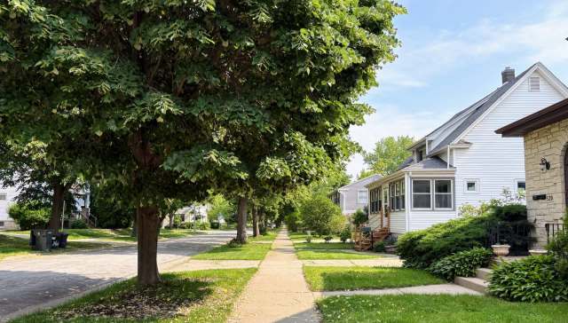 After finding an advertisement for The Farmer's Dog on a sidewalk, one Redditor was outraged and took to Reddit to share their frustration.