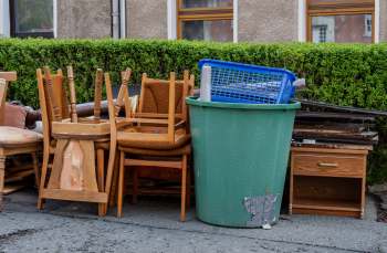 One Redditor was ecstatic to find a set of vintage 1950s folding chairs on the sidewalk.