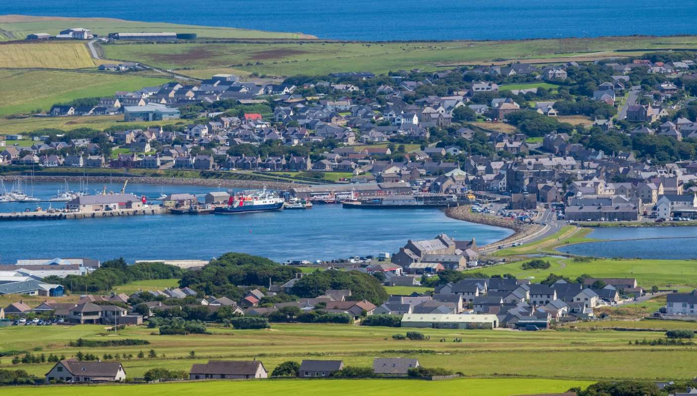 Conservationists are using AI-powered cameras on Scotland's Orkney Islands to help eradicate invasive stoats and save native birds.