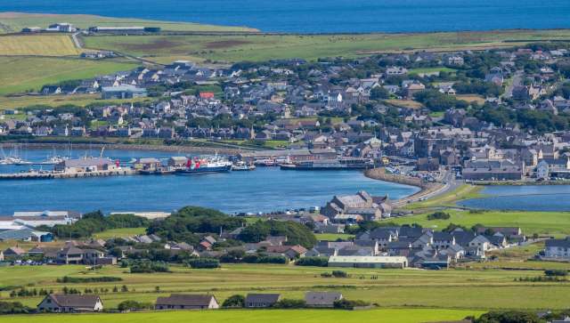 Conservationists are using AI-powered cameras on Scotland's Orkney Islands to help eradicate invasive stoats and save native birds.
