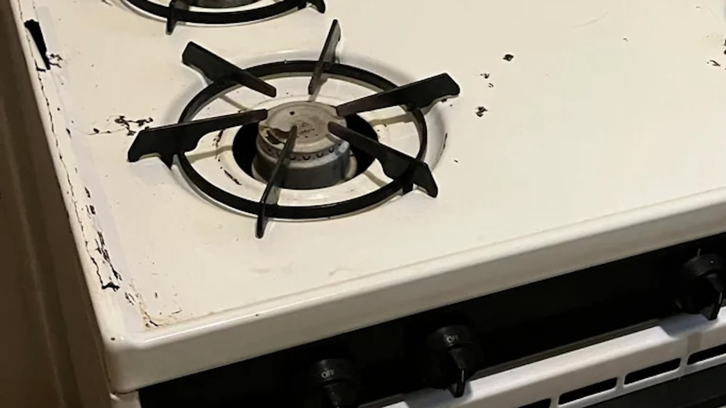 One renter's hazardous stove raised tons of red flags, and they shared their alarming experience on Reddit.