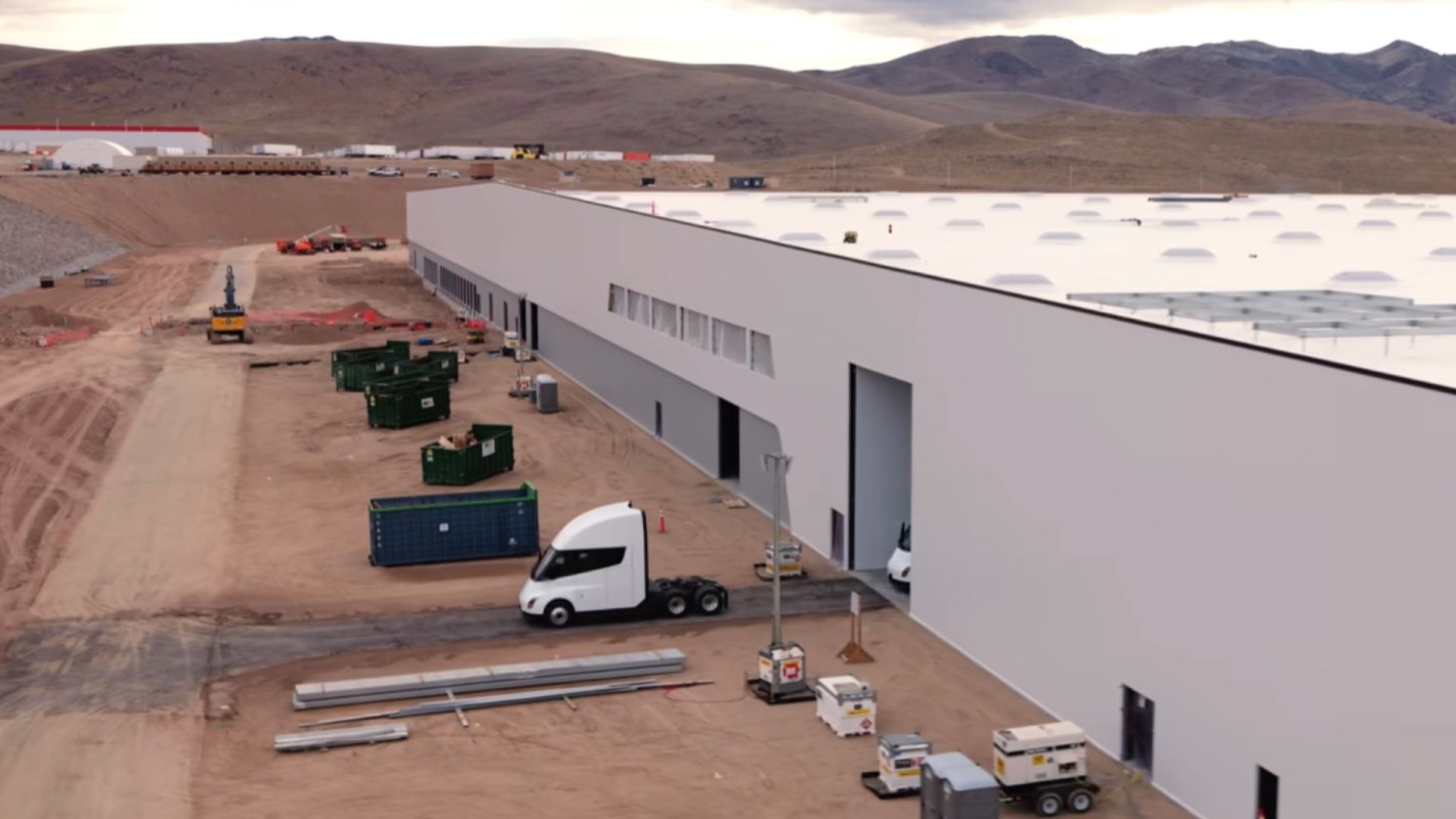The Tesla Semi now has a "blade-like" light bar rather than a pair of standard headlights.