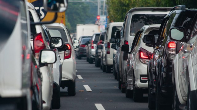 A Reddit post has highlighted the trend of outrageously lifted trucks that could pose a threat to other drivers.