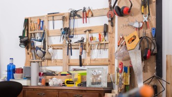 When a sink stops draining, most people reach for a drain cleaner or call a plumber. But one handyman is showing that the fix might already be hiding in plain sight: your plunger.