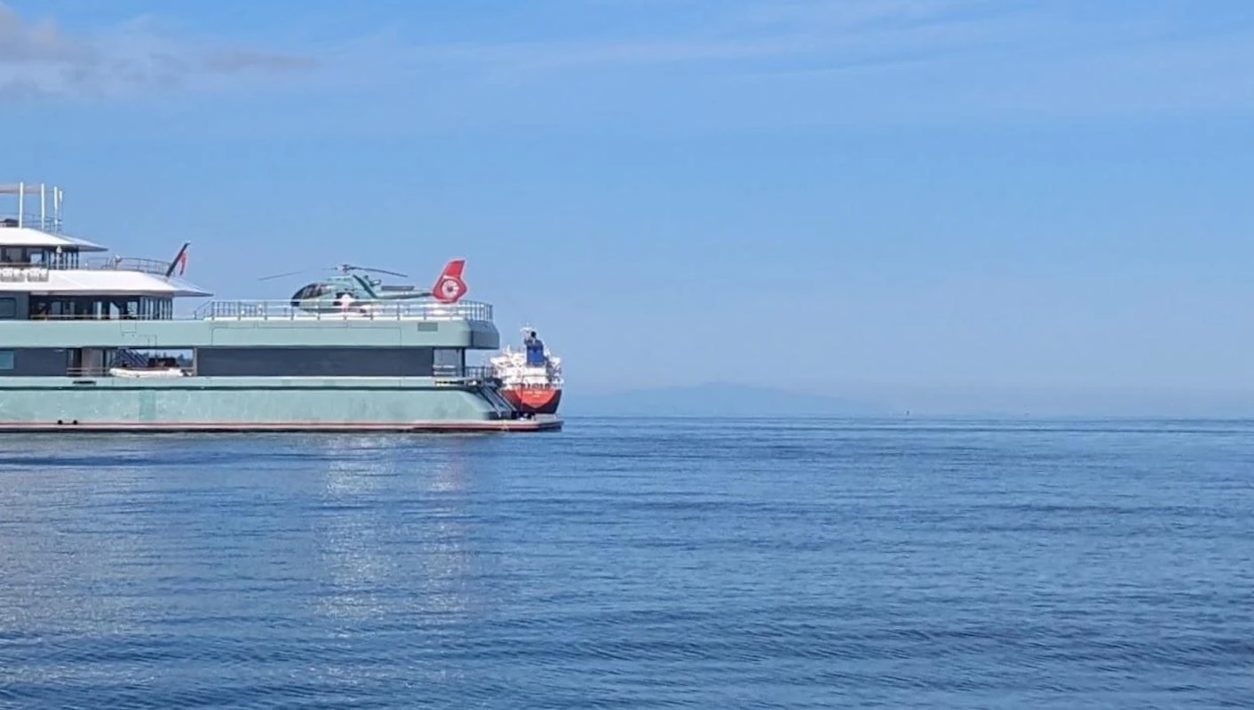 A Reddit post chronicled a negative experience with a $300 million superyacht, prompting an outcry from bystanders.