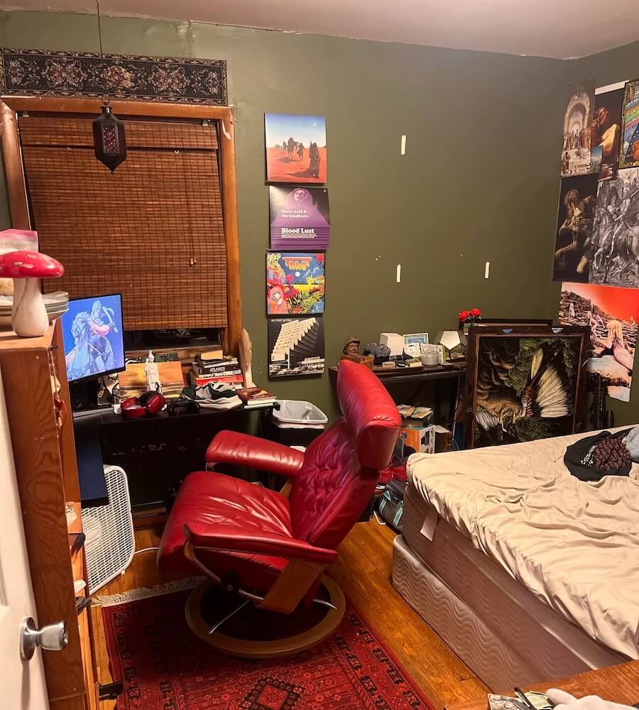 A Reddit post is showing a high-end leather chair sitting on a curb, and people are wondering why anyone would throw it away.