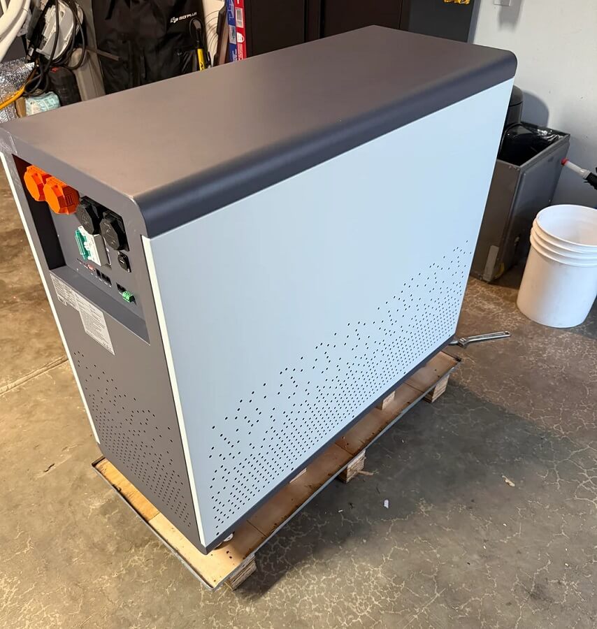 One homeowner unveiled a massive home battery backup system and all its benefits on the r/SolarDIY subreddit.