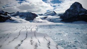 Rising global temperatures have led to the rapid melting of glaciers and ice sheets in Antarctica.