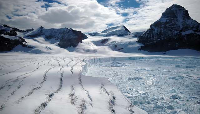 Rising global temperatures have led to the rapid melting of glaciers and ice sheets in Antarctica.