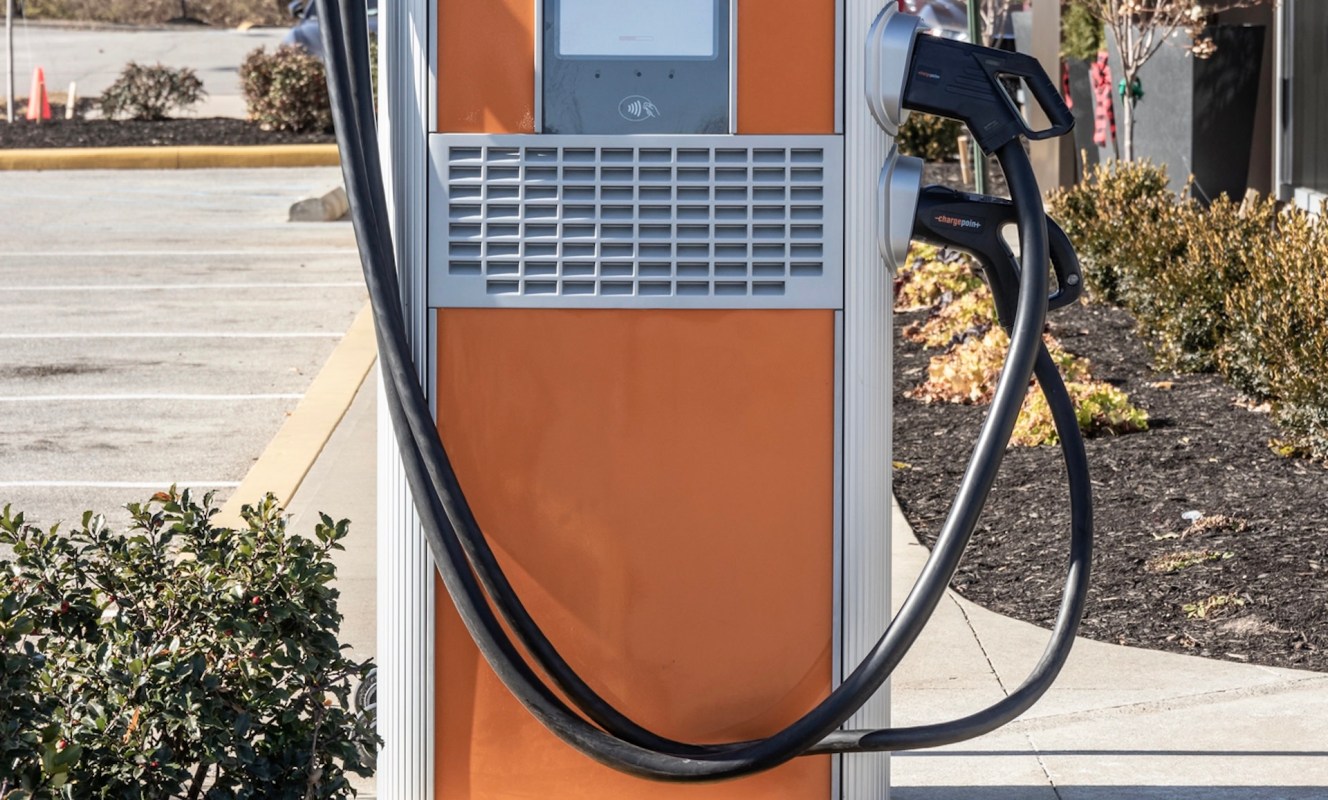 A new 600kW DC fast charger called the ChargePoint Express Grid will soon allow EVs to charge in about ten minutes.