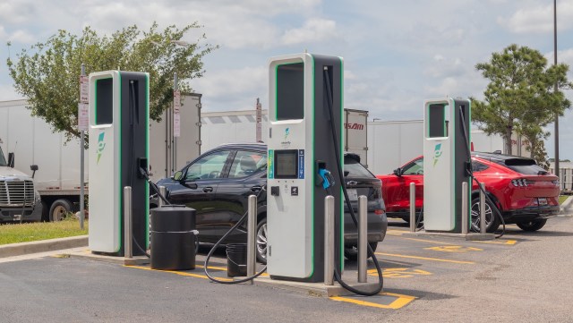 A new report revealed that with the latest Q3 2005 additions, there are now at least 64,486 EV charging ports at 12,375 stations across the U.S.