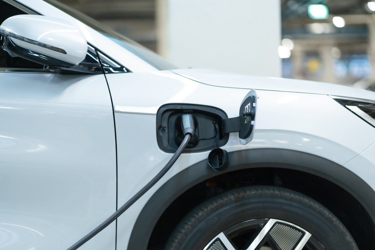 Electric vehicle owners are discovering major savings when charging their battery instead of filling up a gas-guzzling car at the pump.