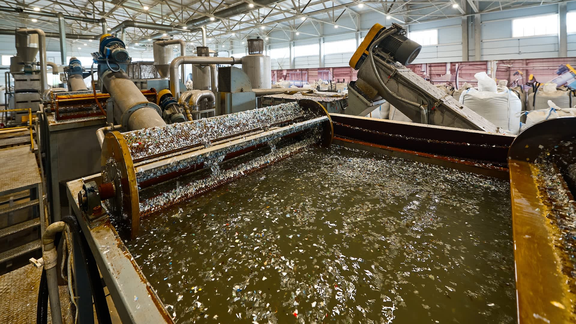 2 News Article Image Expertos emiten advertencia tras descubrir sustancia peligrosa en el suministro de agua de EE. UU.: "[Están] permitiendo que alguien ponga algo en el ... agua"