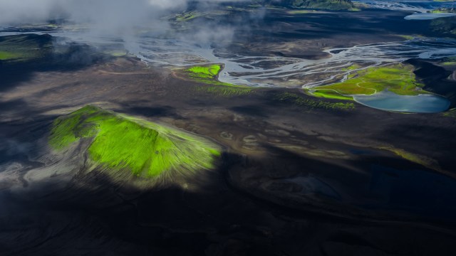 A Redditor encountered some problematic behavior from tourists and shared a photo of the incident with the community at r/VisitingIceland.