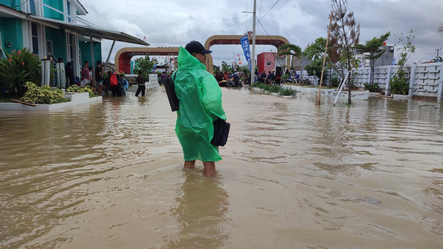 Researchers in Jakarta detected synthetic fibers and plastic fragments in all samples collected since 2022.