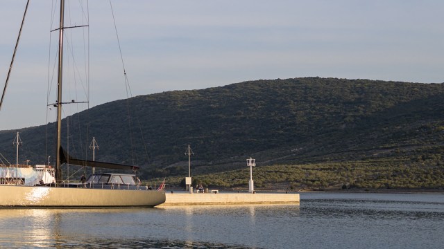 A viral Reddit post three years ago sparked debate after a Seattle resident filmed the massive Mirabella's yacht.