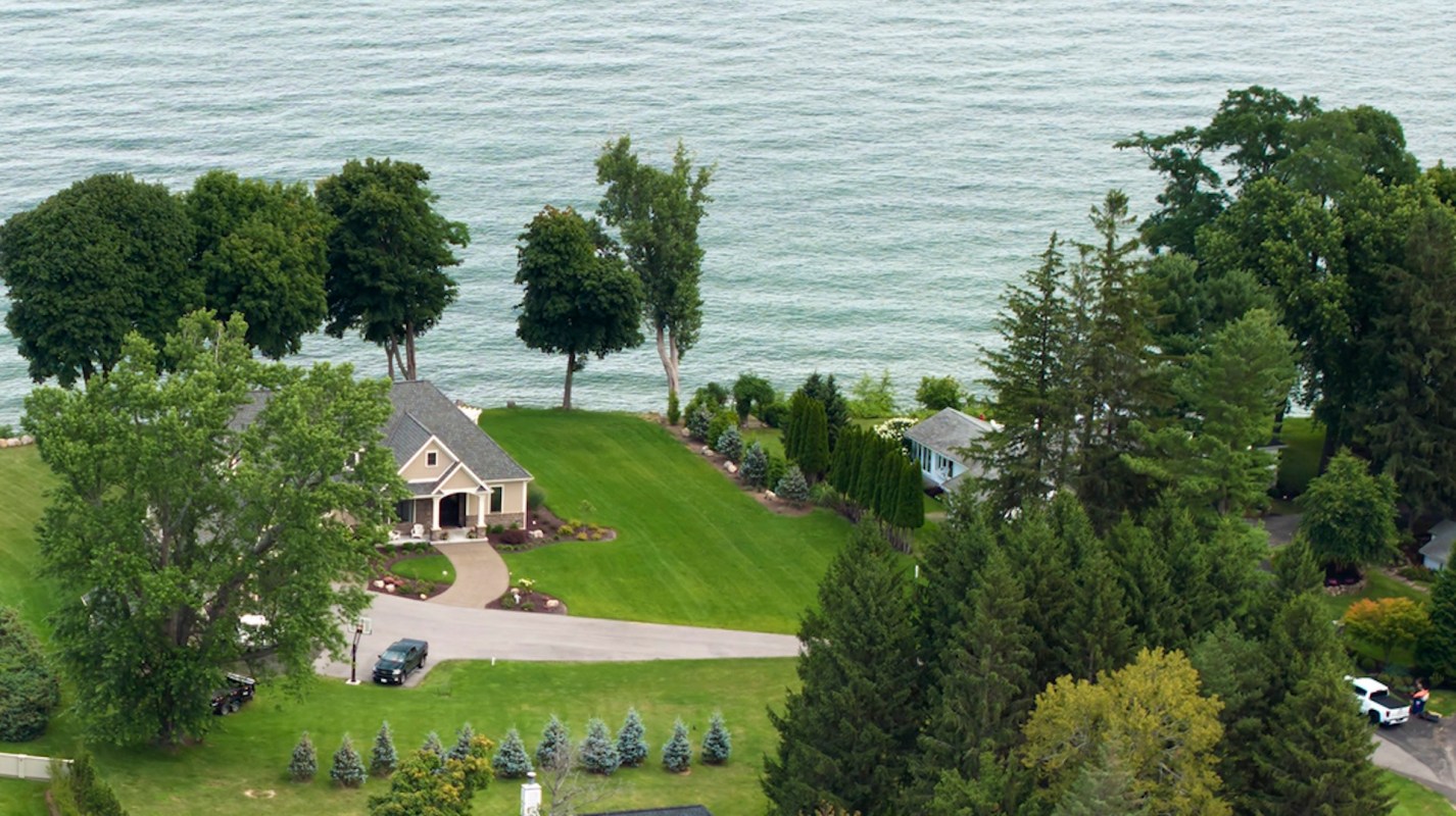 A Reddit user shared photos to the community at r/McMansionHell of a Staten Island real estate listing, and what they were most surprised by was how the agents were selling it.