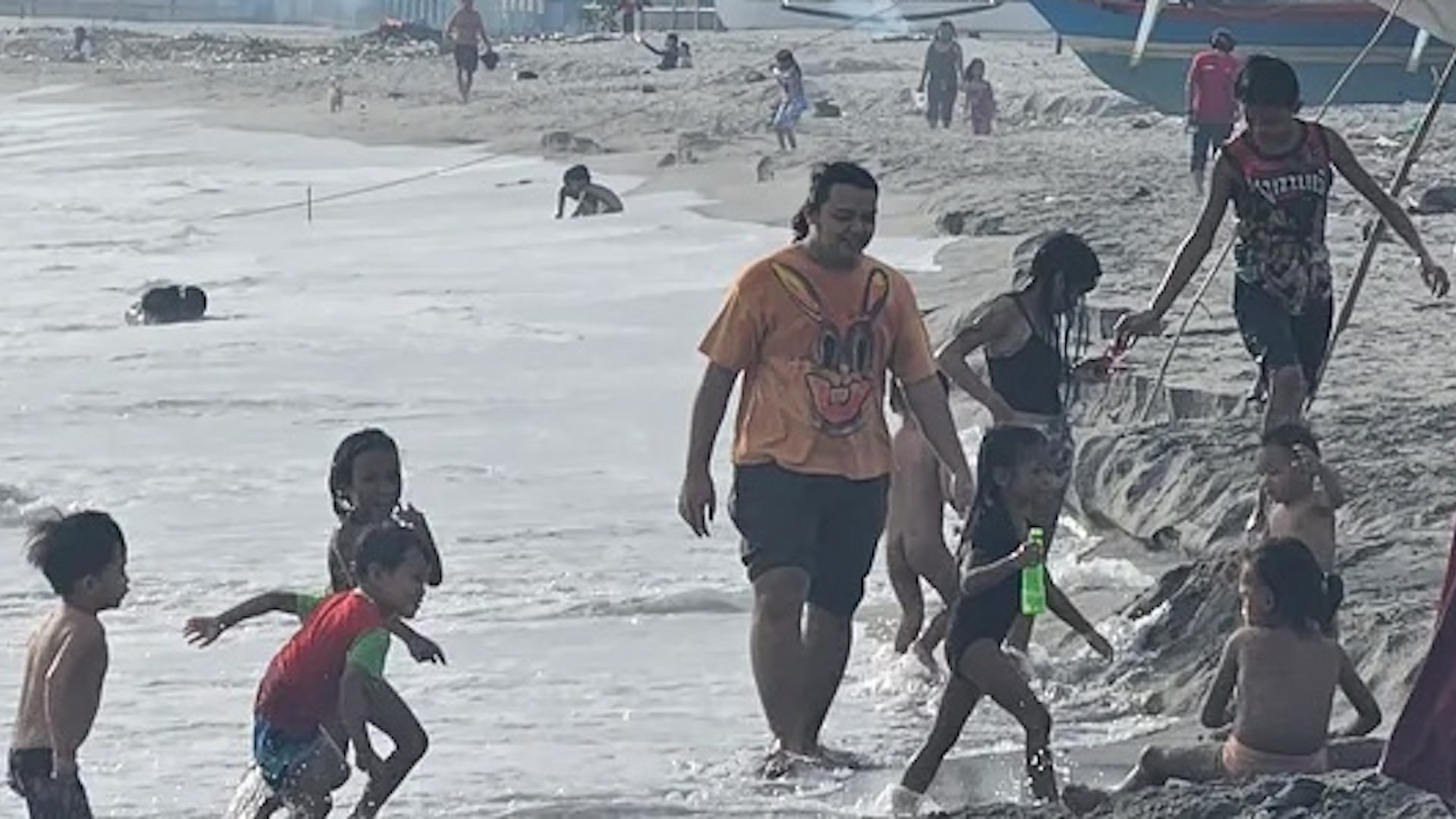 Photos capturing beachgoers' 'unfair' behavior ignites online disgust: 'It gets even worse'