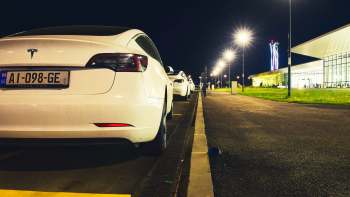 A Redditor shared their Tesla vandalism experience — a vandal kicked the car's mirror, only to fall immediately afterward.