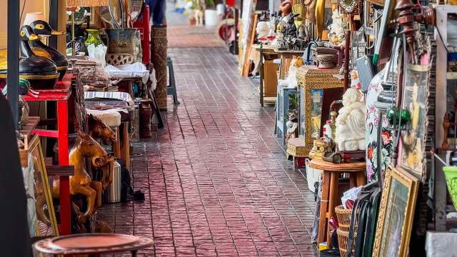 One lucky thrifter found a vintage Tiffany & Co.'s necklace worth at least hundreds of dollars in a mixed jewelry bag at a thrift store.
