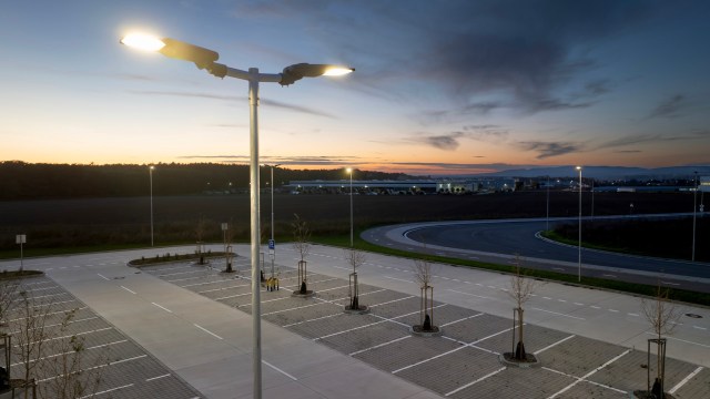 Redditor's encounter with a massive advertisement for Truly's seltzers on a super thin box truck.