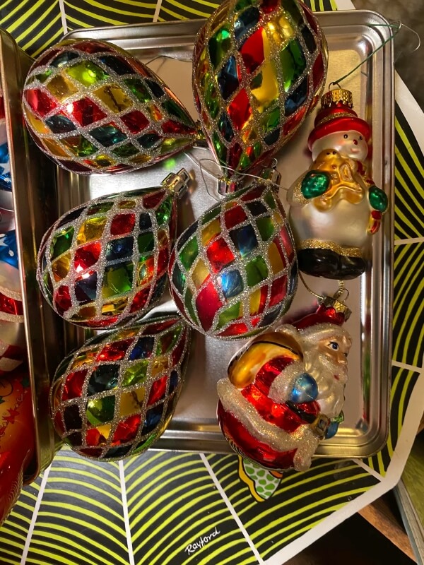 Some people get really lucky and find secondhand Christmas decorations for free or cheap — like this Redditor.