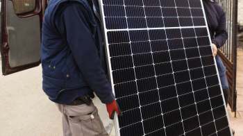 American "balcony solar" setups could become widespread due to recent policy shifts and ballooning energy costs.