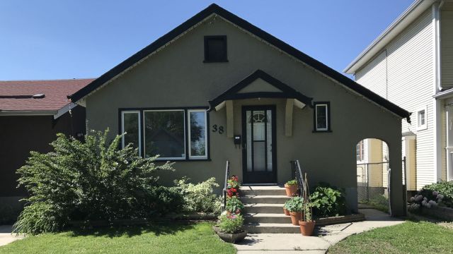 One homeowner on Reddit posted before-and-after photos of their yard. They noted that people came this year to take photos in front of their house because of all the flowers.