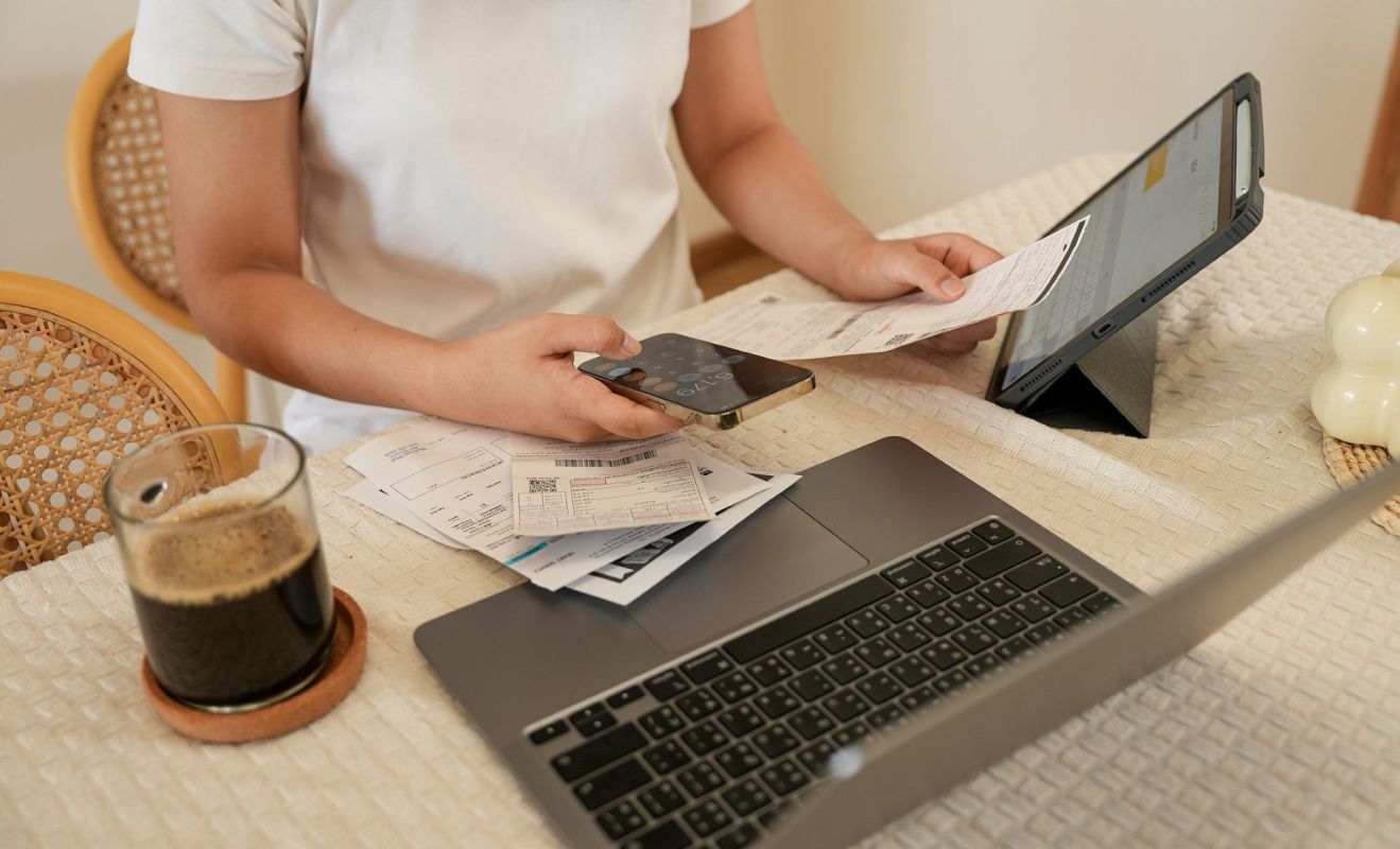 One Reddit user was unsure whether to pay off their solar leasing contract and take the panels with them to a new home.