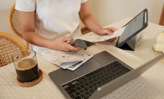 One Reddit user was unsure whether to pay off their solar leasing contract and take the panels with them to a new home.