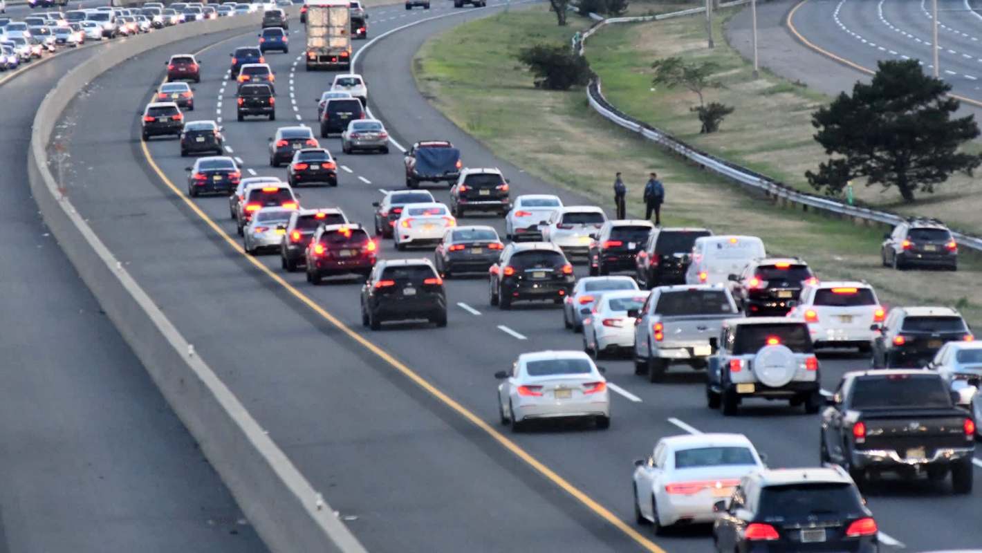 A mechanic documented a violent case of death wobble in a lifted truck.