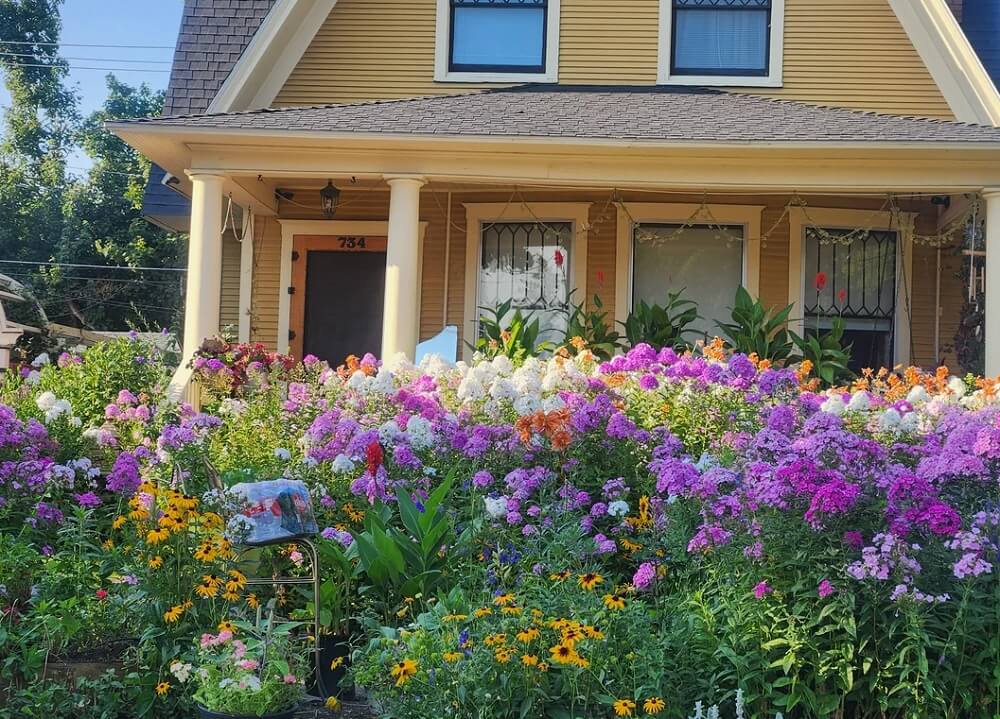 One driver was prompted to stop their car and take a picture of the awesome garden because it was so jaw-droppingly breathtaking.