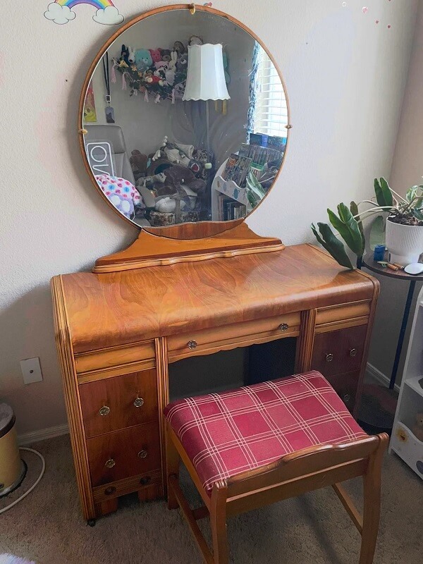 One lucky Redditor stumbled on a stunning vanity set for just $45 at an estate sale.
